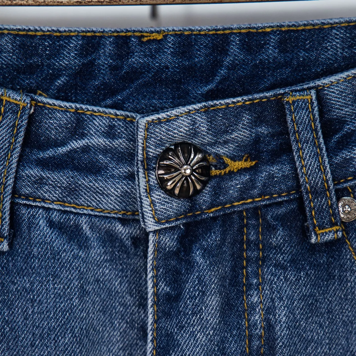 P260 Chrome Hearts washed graffiti blue cross couple jeans are a hot trend this season and are sought after by countless celebrities and fashionistas. The neat details of the cutting process add color to the playful fashion! The neat and meticulous design, and the well-fitting structure is unique. The upper body not only has outstanding recognition, but also looks younger and younger. A style with the ultimate wearing meaning and performance, gorgeous color matching, and the craftsmanship of this style is also extremely extraordinary. After the finished product is washed, it is disassembled and hand-made with sheepskin cross leather and then spliced ​​together to complete. The whole piece has too many craftsmanship to describe. It is decorated with patchwork cross flowers and high-waisted washed jeans! ! Absolutely high-end luxury product, a god-level single product, a super popular product, made by top heavy industry, a magic weapon that cannot be missed to hit the streets. Style number: 1834# Size: 28 30 32 34 Color: blue